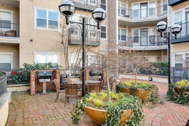 Building Photo - Spacious 3BR/2BA end unit at Bristol West ...