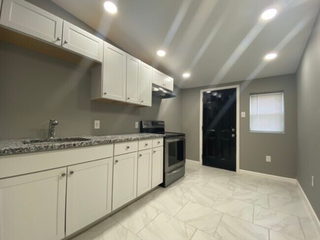 Building Photo - 925 N Markoe St