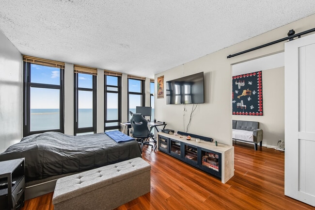 Building Photo - 6700 S South Shore Dr