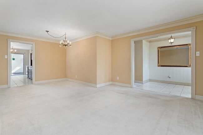 Building Photo - 5960 Townhouse Ln