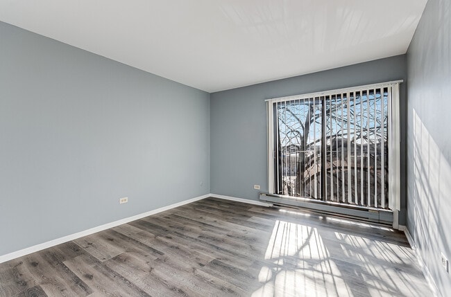 Building Photo - 190 S Waters Edge Dr