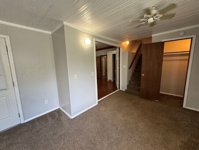Building Photo - 2 bedrooms with sunroom, 1 bath , spacious...