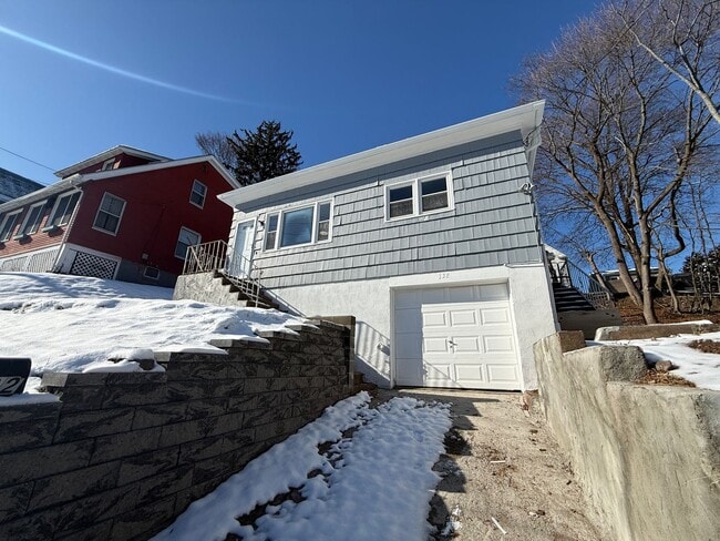 Building Photo - Recently updated 3 Bed 1 Bath Single Family House available February 1st!