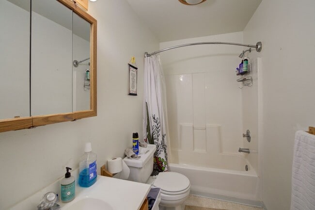 Building Photo - Huge U.W. Home Now Renting for September 2026