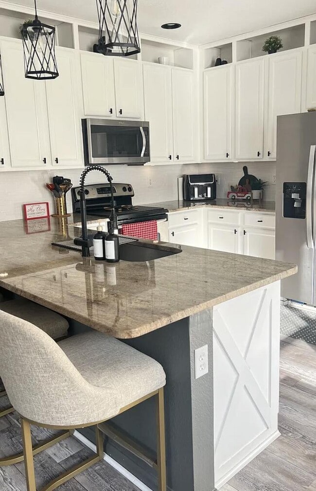 Building Photo - 1452 NW Leonardo Cir