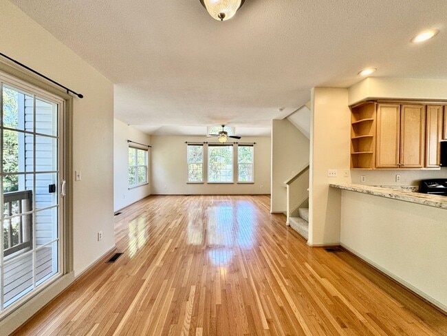 Building Photo - A Chesapeake Bay Townhome w/Garage, Available NOW! 2 Downstairs Bedrooms - Pet Friendly - 2 Balco...