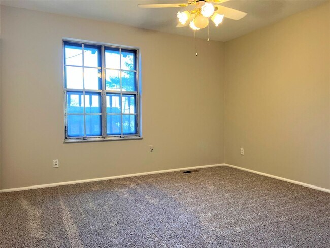 Building Photo - Updated 2 bedroom Townhome - University City