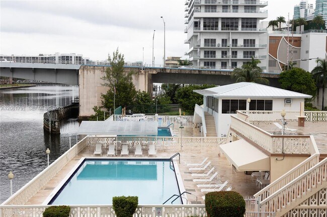 Building Photo - 1817 S Ocean Dr