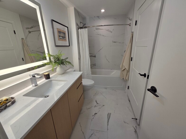 Building Photo - 1640 NE 125th St