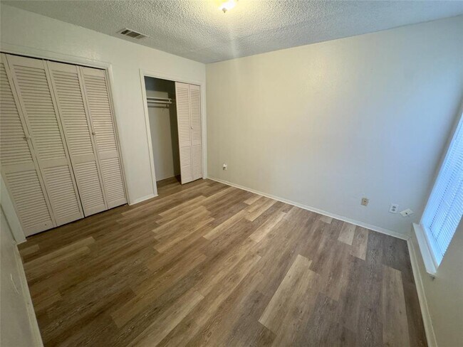 Building Photo - 112 S Mockingbird Ln