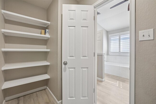 Building Photo - 4937 Hartson