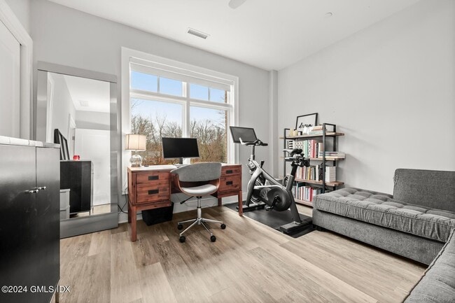 Building Photo - 1381 E Putnam Ave