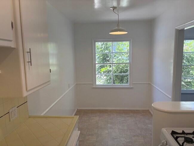 Building Photo - 1005 N Sweetzer Ave