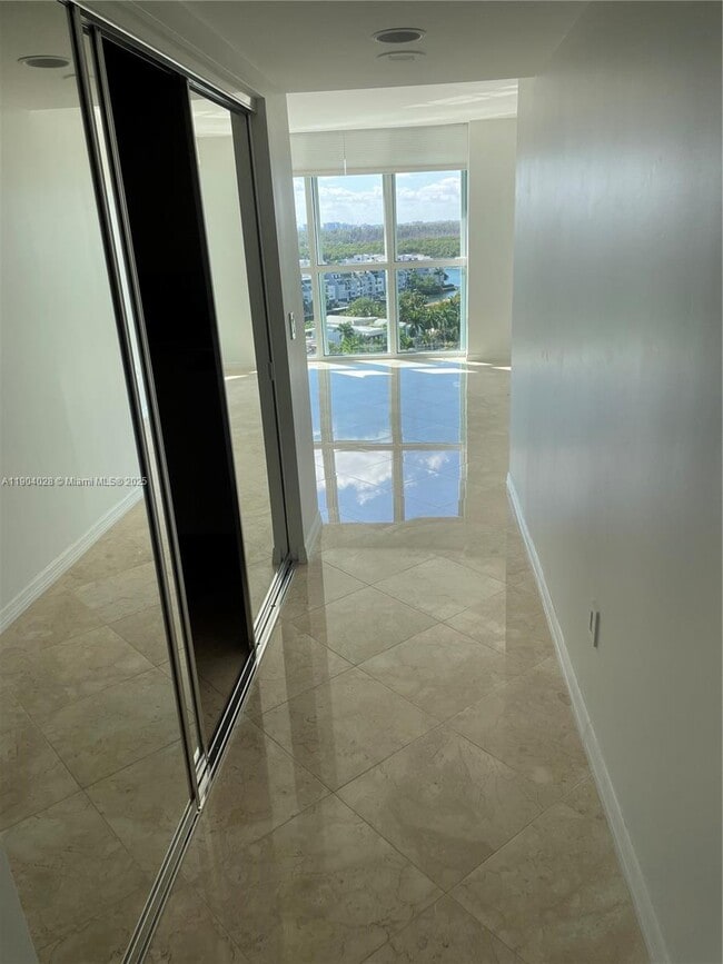 Building Photo - 16500 Collins Ave