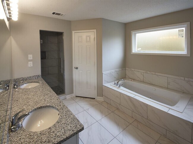 Building Photo - Charming 6 bed, 3 bath home on corner lot between S. Germantown and Hacks Cross.