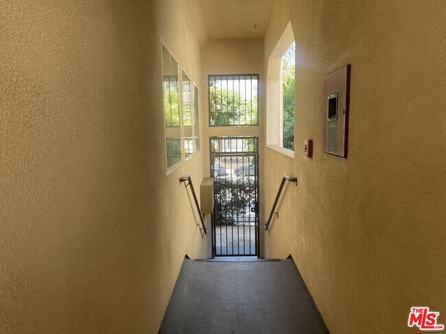 Building Photo - 15024 Magnolia Blvd