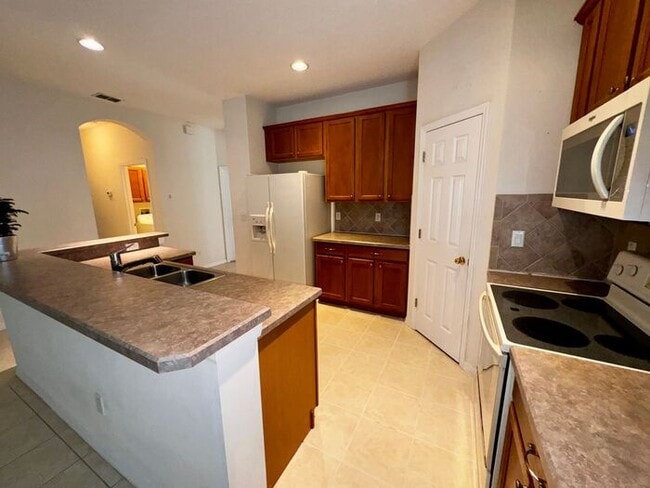 Building Photo - 4 Bedroom 3 bath Vista Lakes Home with a Fenced Backyard!