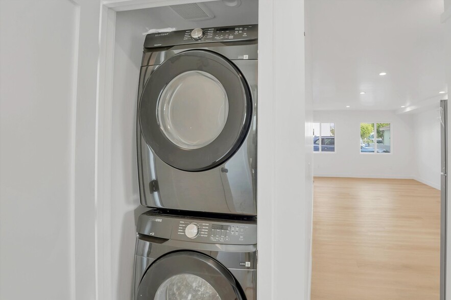 Building Photo - 2114 E 2nd St