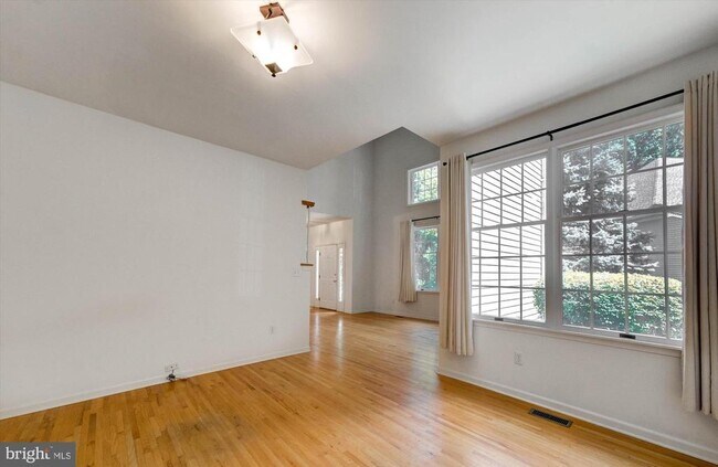 Building Photo - 27 Stonewall Cir