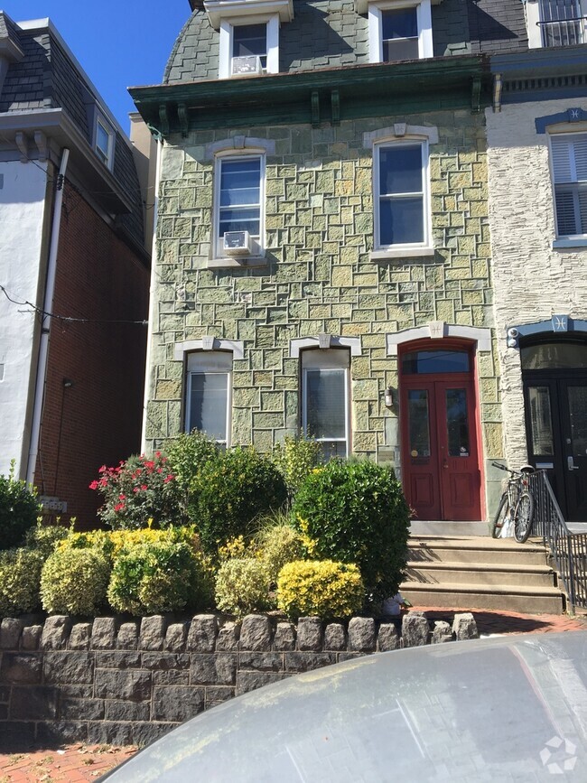 Building Photo - 208 S 41st St