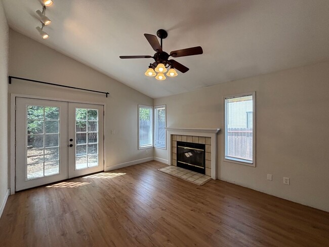 Building Photo - 374 Aaron Cir