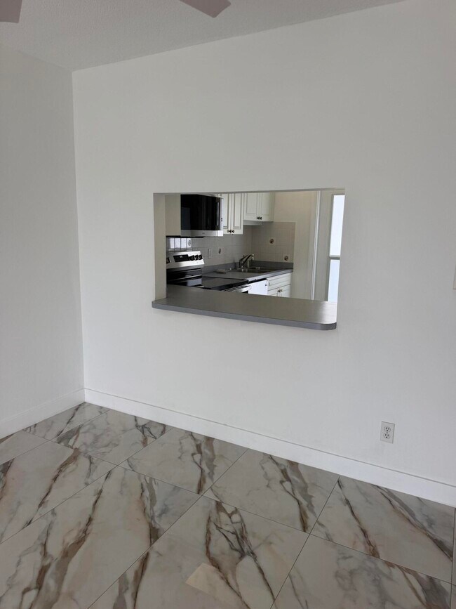 Building Photo - 1100 Pine Dr