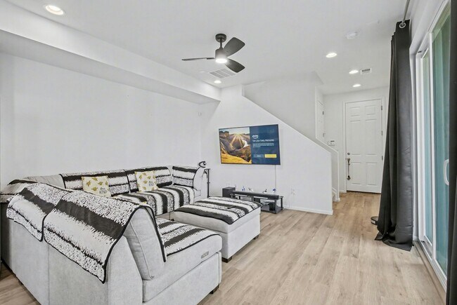 Building Photo - 8731 Snake River St