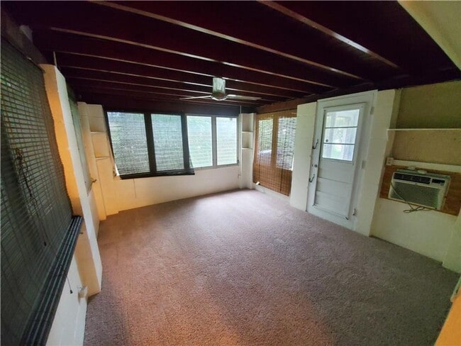 Building Photo - ANNUAL RENTAL 2/1 COTTAGE
