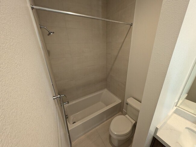 Building Photo - 675 Agate Bridge St