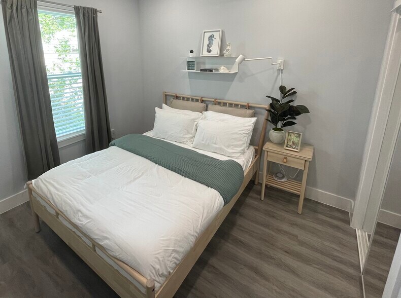 Queen bedroom - 2226 Joan Ave