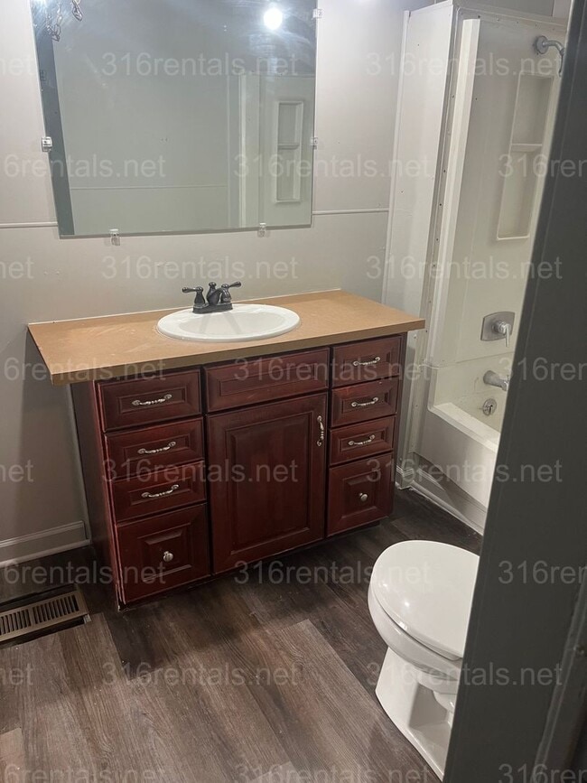 Building Photo - $1150 - 3 bed 1 bath - Single Family Home