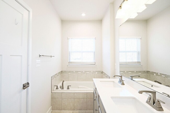 Building Photo - Move-In Ready End-Unit Townhome in Forest Lakes North