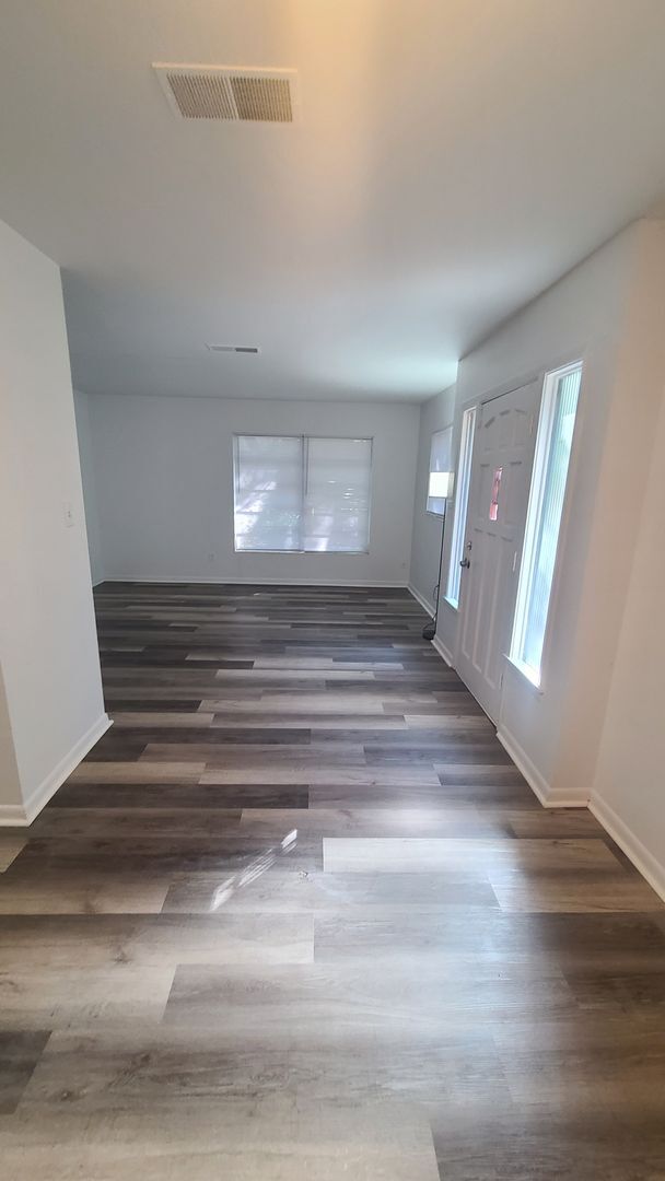Building Photo - Fully Renovated 3/1 with huge fenced-in ba...