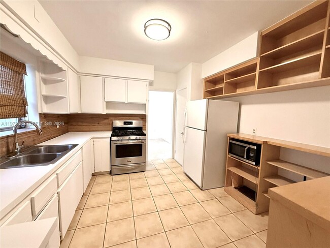 Building Photo - 845 Fairway Dr