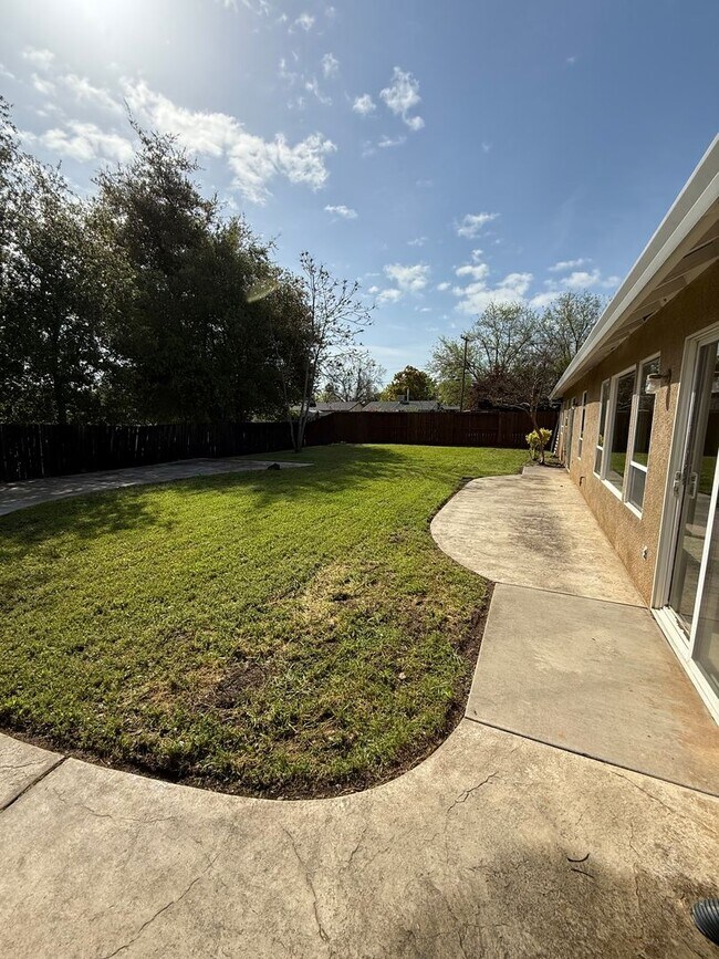 Building Photo - 4 bedroom, 2 bathroom home in Great Neighborhood!