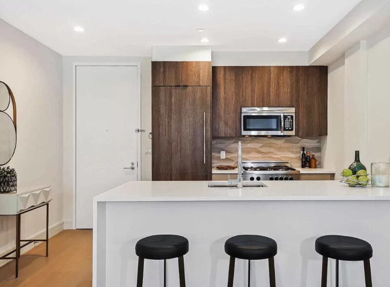 Building Photo - 695 6th Ave