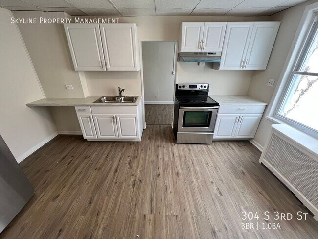 Building Photo - 304 S 3rd St