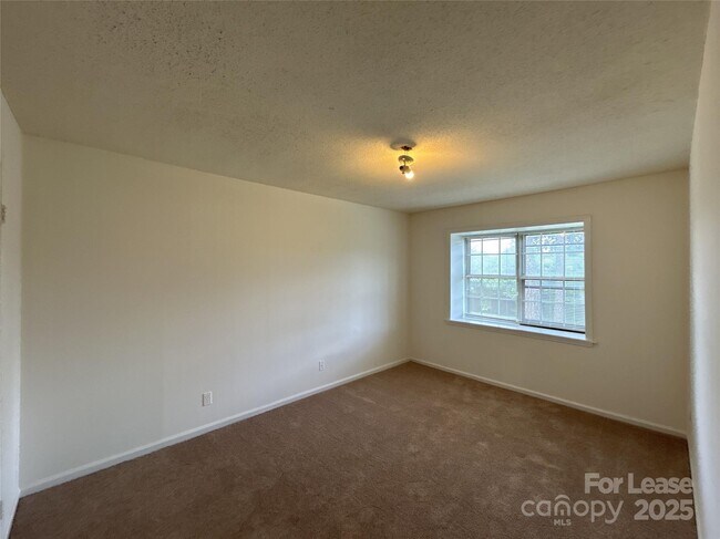 Building Photo - 5805 Hunting Ridge Ln