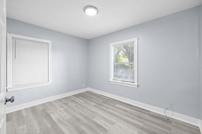 Building Photo - Large 4 bed/1.5 bath House & Section 8 Acc...