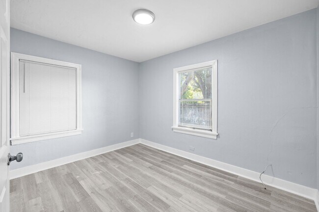 Building Photo - Large 4 bed/1.5 bath House & Section 8 Accepted , Drive by & Apply for just $25** Move in by Dece...