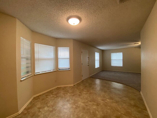 Building Photo - 2/2 Apartment on The Hill! Minutes from La...