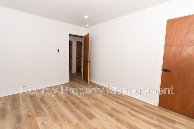 Building Photo - 1808 E 13th St