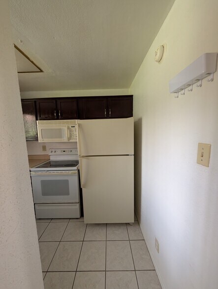 Building Photo - 1644 Lomaland Dr