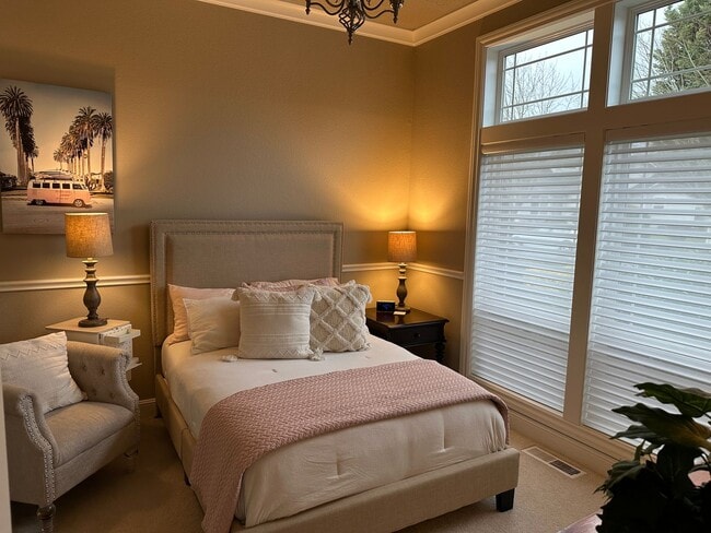 Building Photo - Stunning home on the OGA course