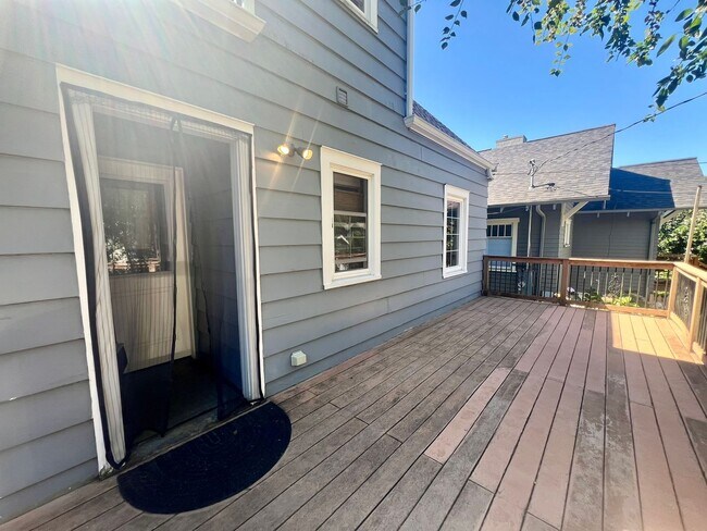 Building Photo - Updated 1920s 4BD