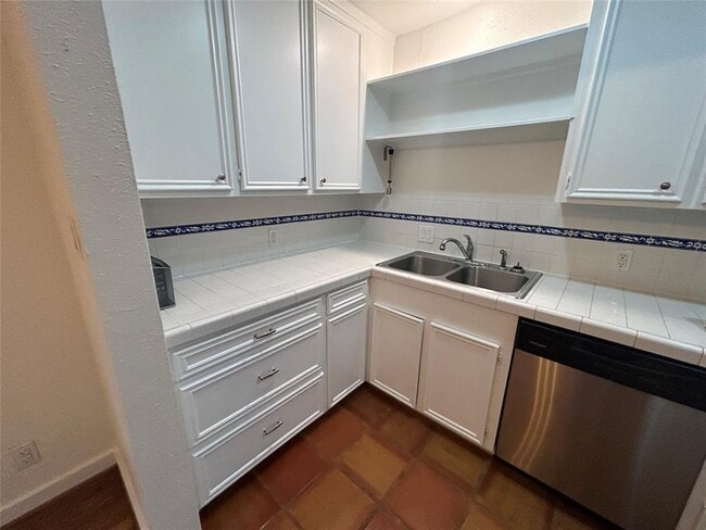 Building Photo - 4020 Blue Bonnet Blvd