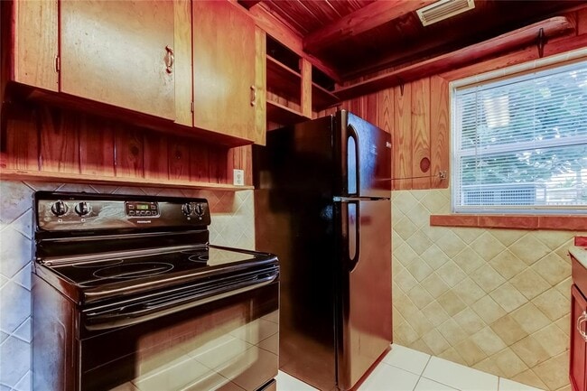 Building Photo - 14056 Marguerite Dr