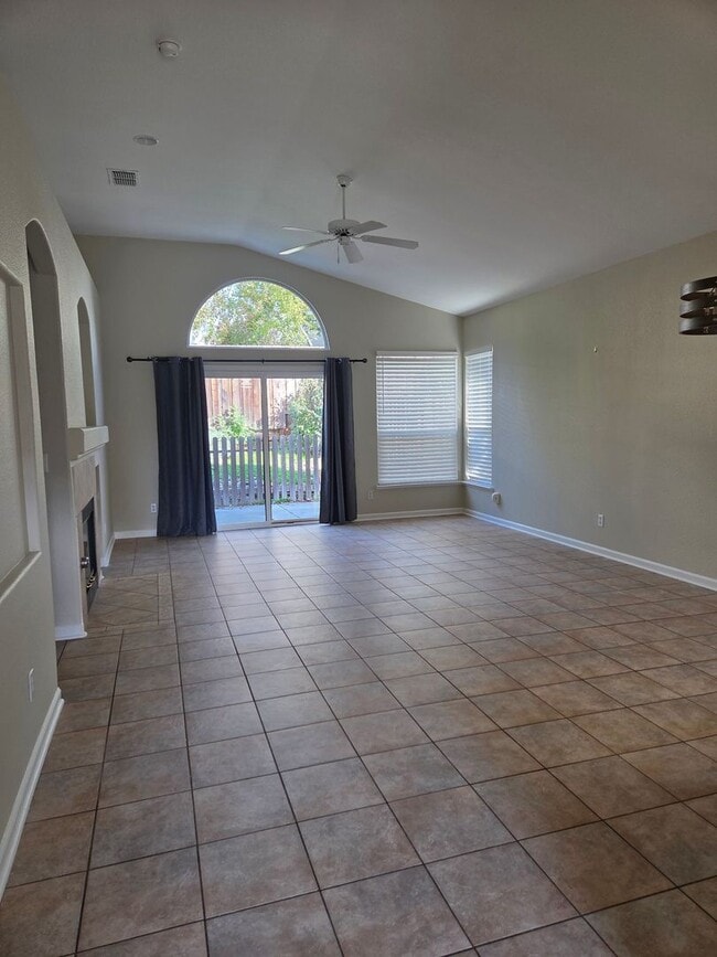 Building Photo - Cobble Hills Community - 3 Bdrm, 2 Bath