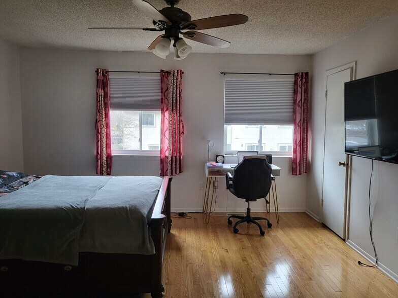 Master bedroom - 176 Thoreau Dr