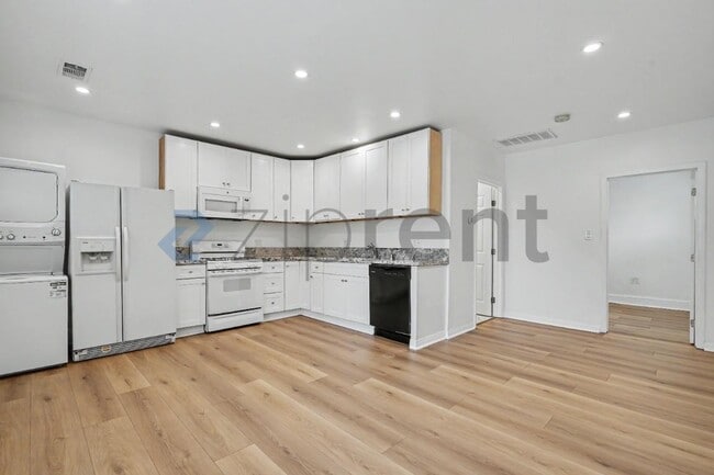 Building Photo - 2039 Warren St